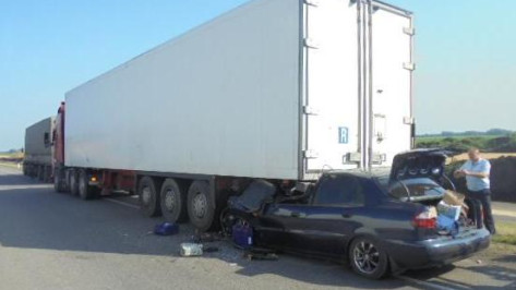 В Воронежской области Daewoo Lanos врезался в грузовик: двое погибли