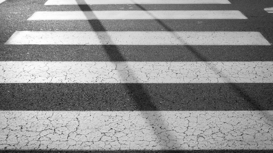 В центре Воронежа автомобиль Toyota сбил 56-летнего мужчину на пешеходном переходе