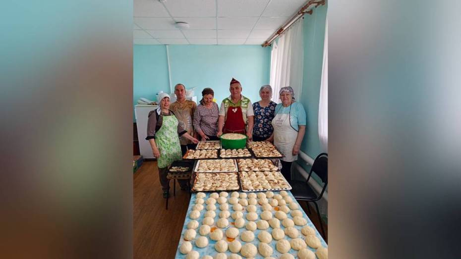 Бутурлиновские волонтеры испекли для бойцов СВО 20-тысячный пирожок