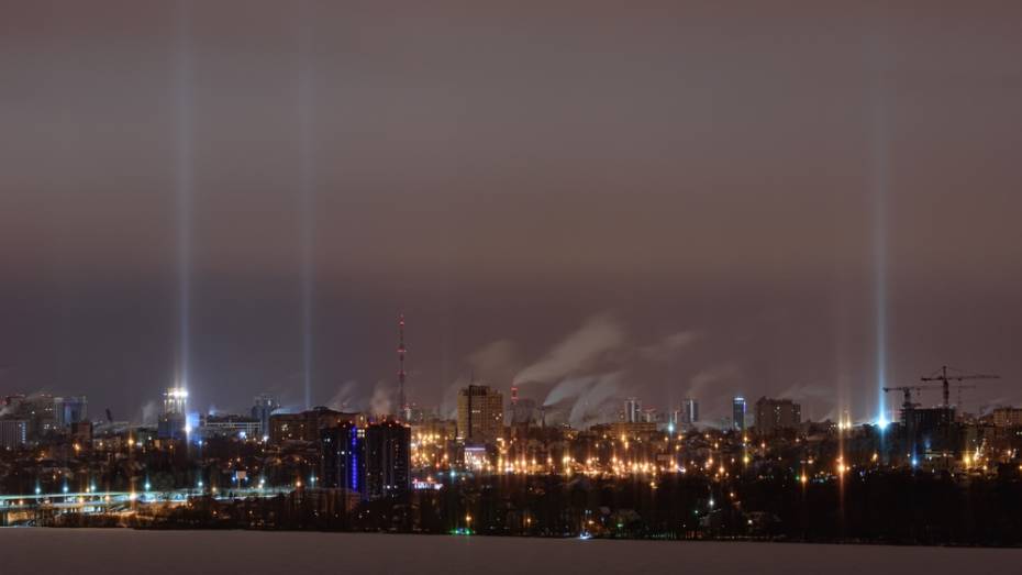 Главный метеоролог рассказал о природе возникновения световых столбов в Воронеже