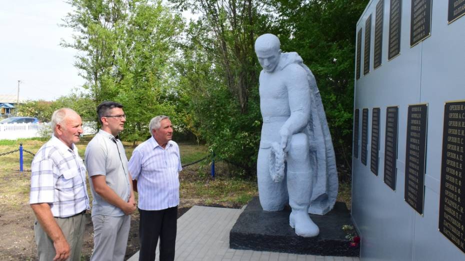 В грибановском селе Алексеевка отремонтировали памятник Славы