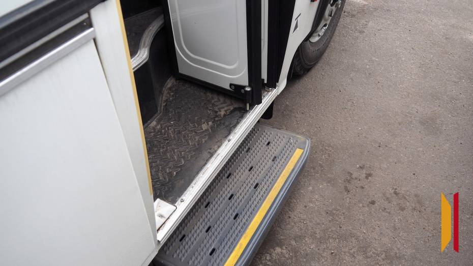 В Воронеже женщина выпала на улицу из ехавшего автобуса