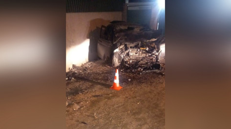 В Воронеже ВАЗ-2112 смяло об стену: 32-летний водитель погиб на месте