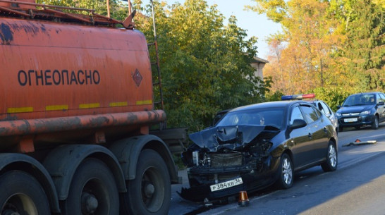 Под Рамонью Hyundai Elantra врезался в бензовоз