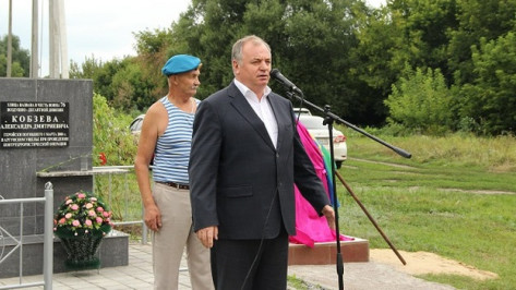 В Новоусманском районе в День ВДВ открыли памятник десантникам