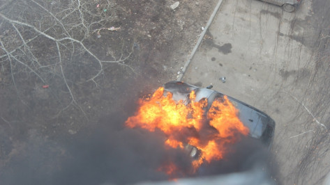 В Воронеже сгорели BMW и припаркованный рядом «ВАЗ»