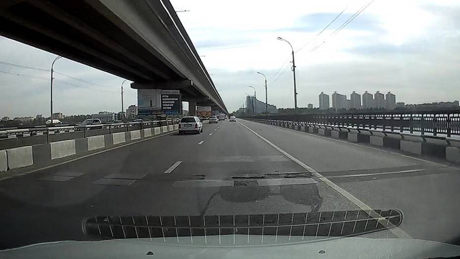 Воронежцы заметили новые повреждения покрытия на Северном мосту