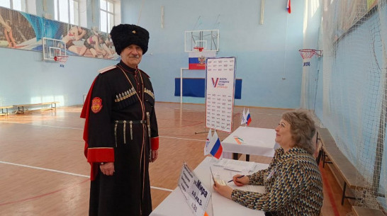Пенсионер из Каменки пришел выбирать Президента России в форме казака