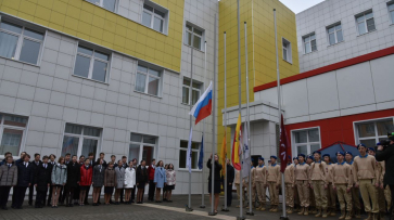 В Воронеже показали первый подъем флага России у школы