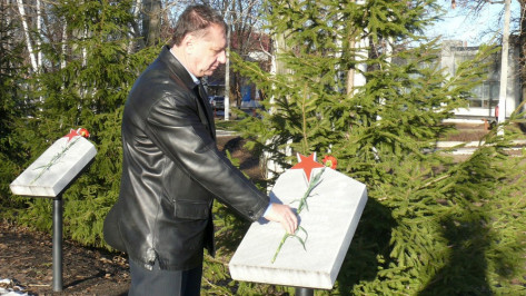 В Грибановке возложили цветы к мемориалу героям-землякам