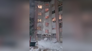 Лавина снега обрушилась на подъезд многоэтажки в Воронеже: видео