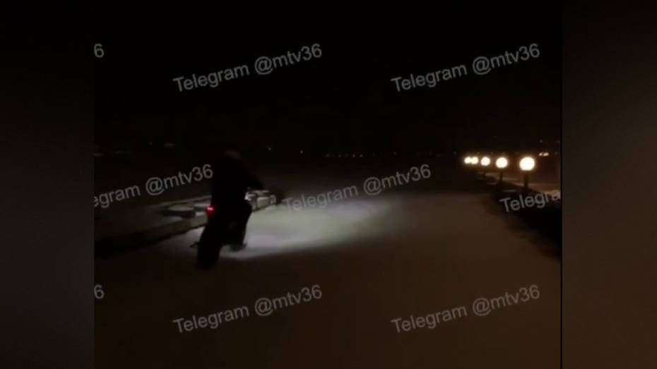 В Воронеже мотоциклист устроил опасную гонку на льду водохранилища возле парка «Дельфин»