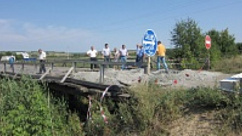 В бутурлиновском селе из-за груженного гранитным отсевом грузовика треснул деревянный мост
