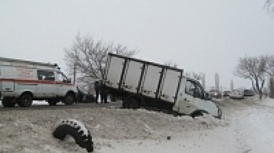 Два человека ранены после столкновения «ВАЗа» с «Газелью» в Воронеже