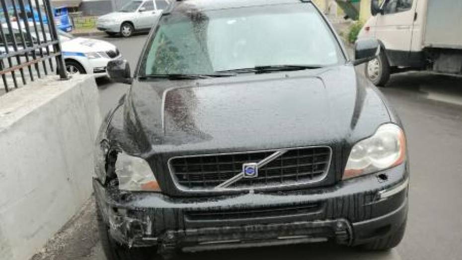 В Воронеже лишили прав водителя, протаранившего припаркованные во дворе машины