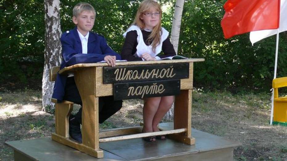 В Воронежской области открыли первый в России памятник школьной парте
