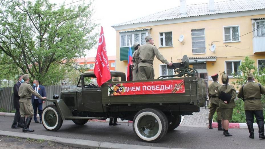 В Хохольском районе ветеранов ВОВ поздравили с праздником на грузовике «полуторке»
