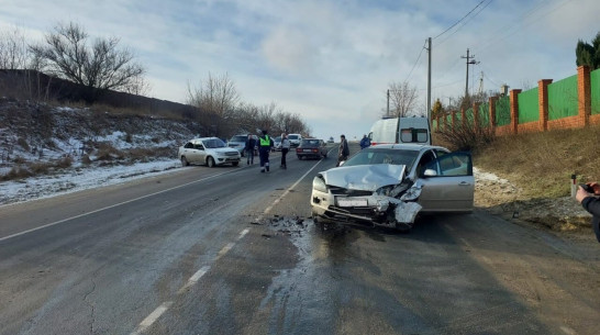 Три человека пострадали при столкновении «Гранты» и Ford Focus в Воронежской области