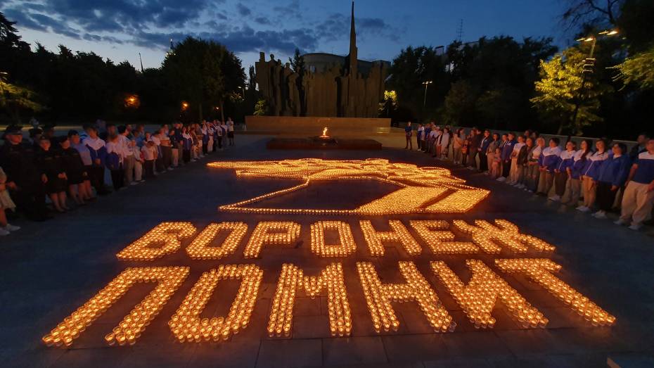 Воронежцы выложили на площади Победы монумент из 15 тысяч свечей