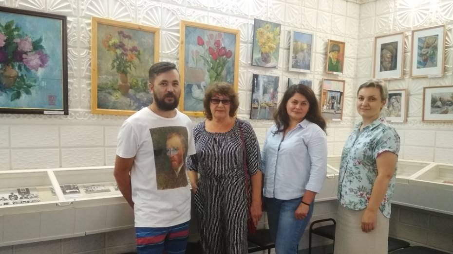 Выставка картин местных художников-любителей открылась в Павловске