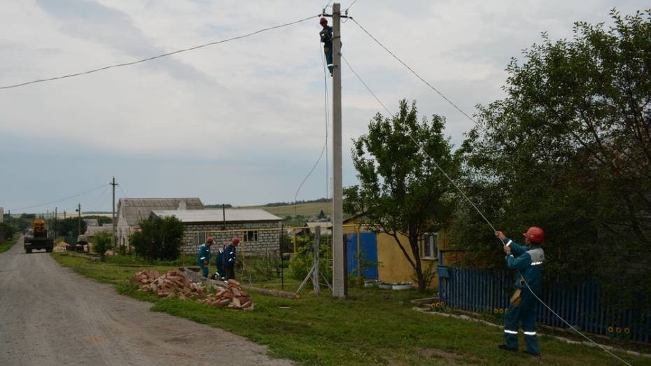 В Нижнедевицком районе сильный ветер повредил электролинии в 15 поселениях