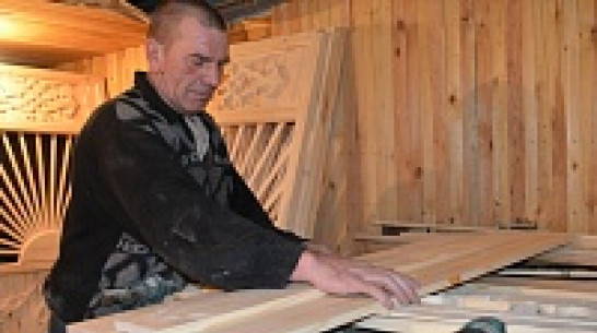 Житель нижнедевицкого села делает резные беседки, о которых мечтал в детстве