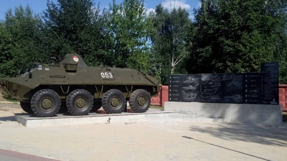 В Новой Усмани у мемориального комплекса установили БТР-60