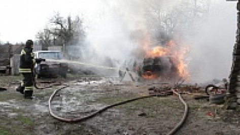 В Боброве сгорела машина, припаркованная во дворе частного дома