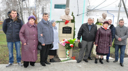 В Репьевке на Аллее Героев установили бюст заслуженному земляку