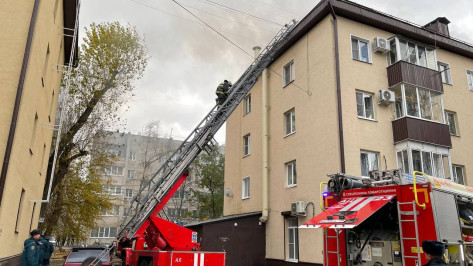 Режим ЧС ввели для ликвидации последствий пожара в 4-этажном доме в Воронеже