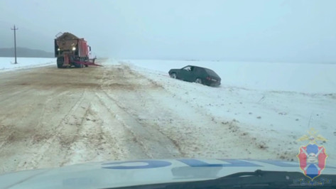 В Воронежской области госавтоинспекторы помогли водителю ВАЗ выбраться из ледяного плена