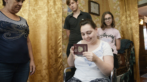 Гражданство для Иры. Благодаря помощи РИА «Воронеж» девушка-инвалид получила российский паспорт