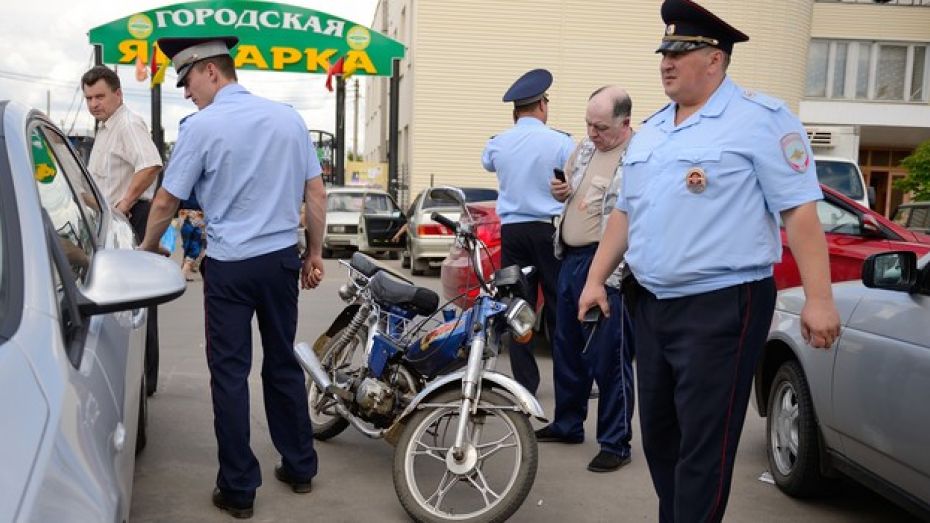 В Борисоглебске водитель мопеда сбил женщину у сельского рынка 
