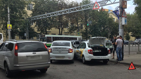 Две машины такси столкнулись в центре Воронежа