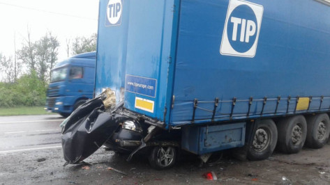 В Воронежской области легковушка влетела под грузовик: погиб 31-летний мужчина