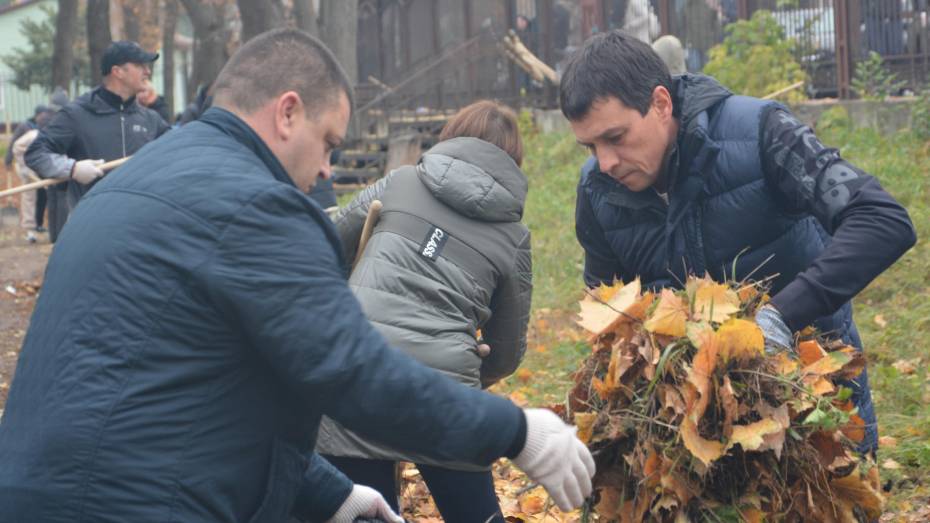 Председатель Воронежской гордумы Андрей Дьяченко принял участие в субботнике в Бринкманском парке