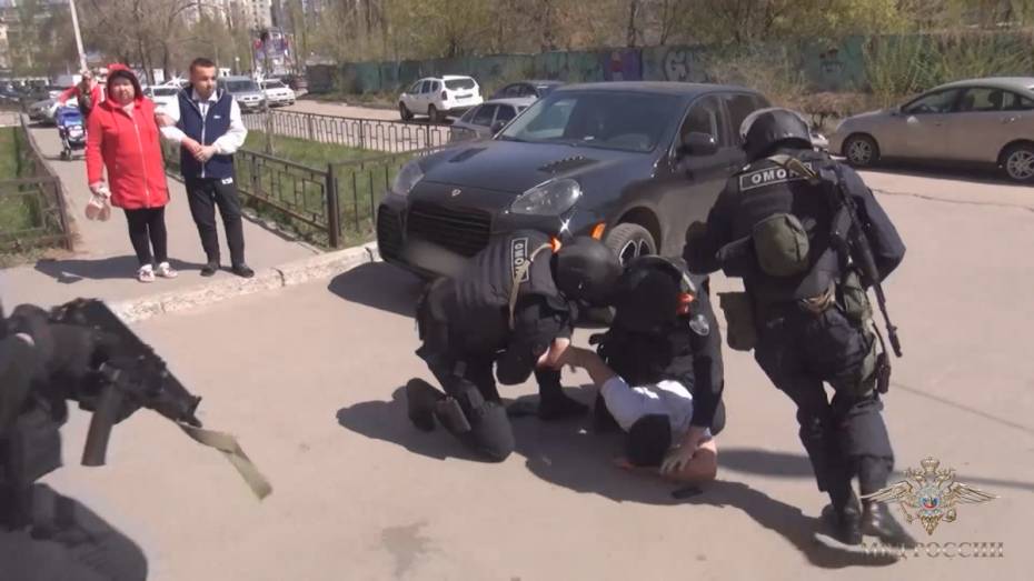 На видео попало задержание пособника нелегальных мигрантов в Воронеже
