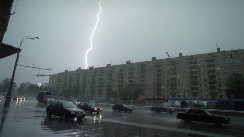 Воронежцы в соцсетях поделились фото с последствиями грозы с ливнем 10 мая