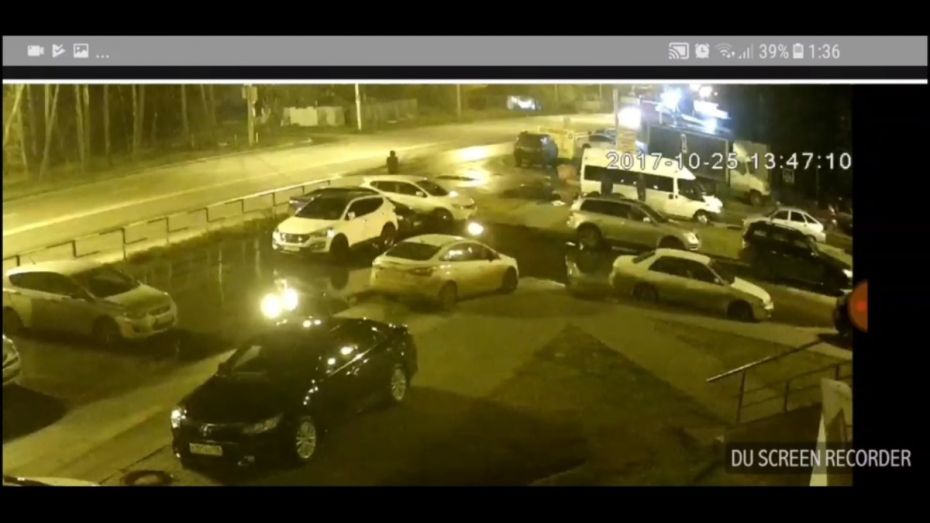 В Сети появилось видео поджога машины на парковке в Воронеже