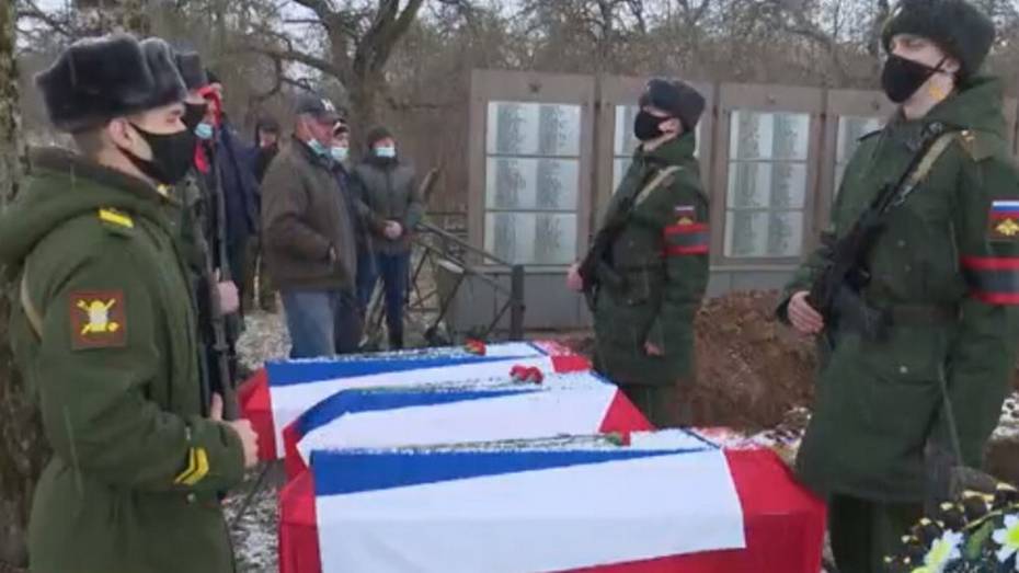 Останки аннинского красноармейца захоронили в братской могиле в Псковской области