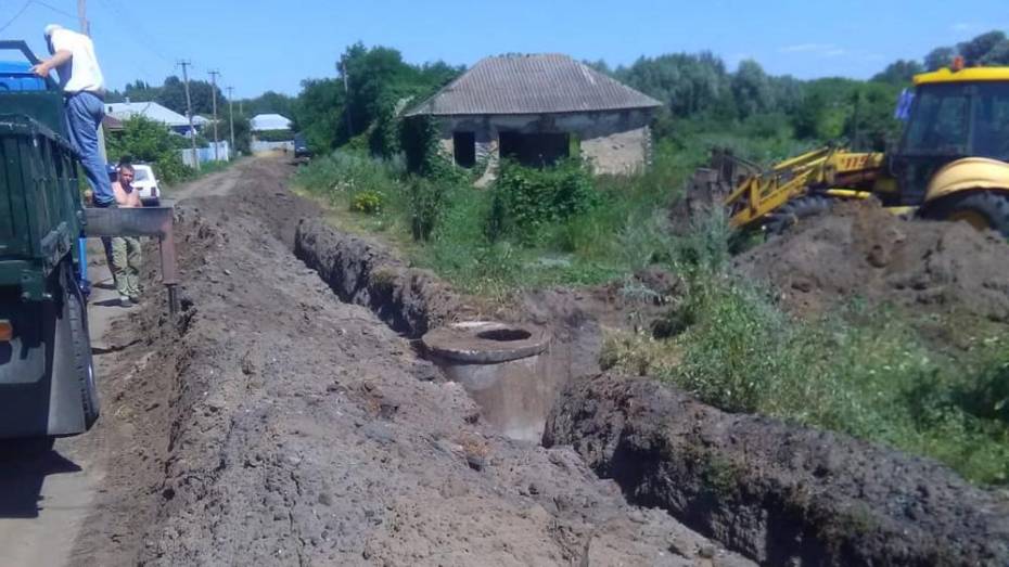 Активисты верхнемамонского села Нижний Мамон отремонтировали водопровод на улице Советской