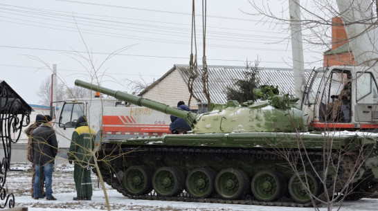 В Кантемировском музее военной техники установили боевой танк Т-80