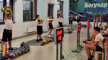 В Богучаре юные силачи завоевали 14 золотых медалей на турнире «Путь к рекорду»