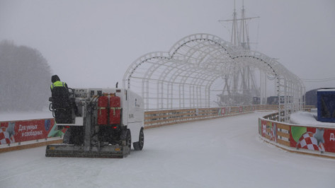 В Воронеже закрыли каток на Адмиралтейской площади
