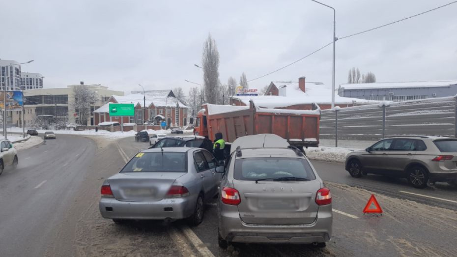Массовая автомобильная авария произошла в Воронеже на виадуке по улице 9 Января