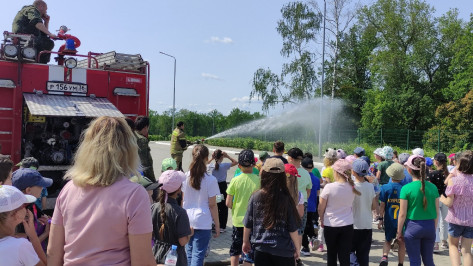 Фонтан из пожарных рукавов устроили спасатели для детей под Воронежем