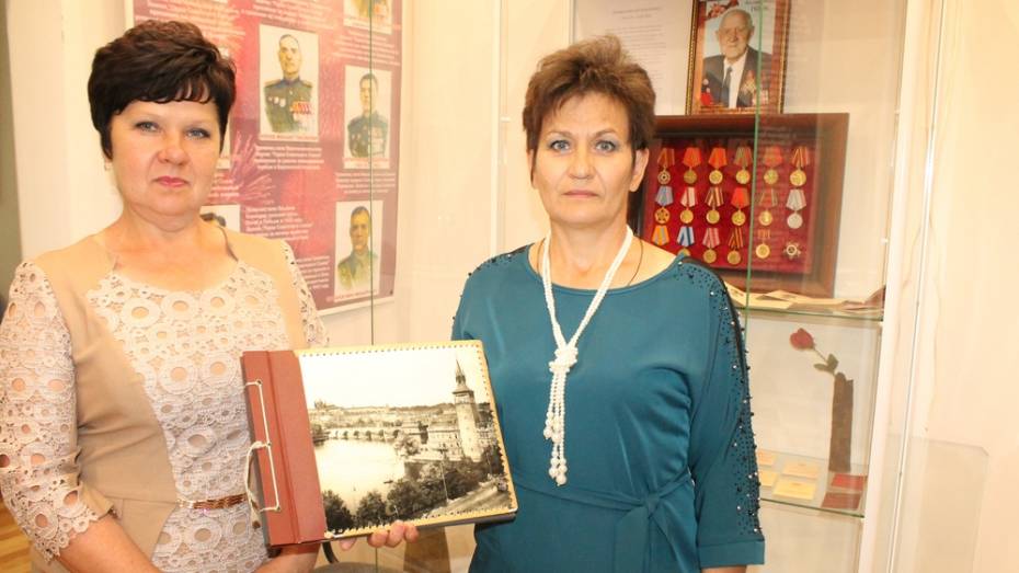Житель Хохольского района передал в дар музею уникальный фотоальбом деда-ветерана