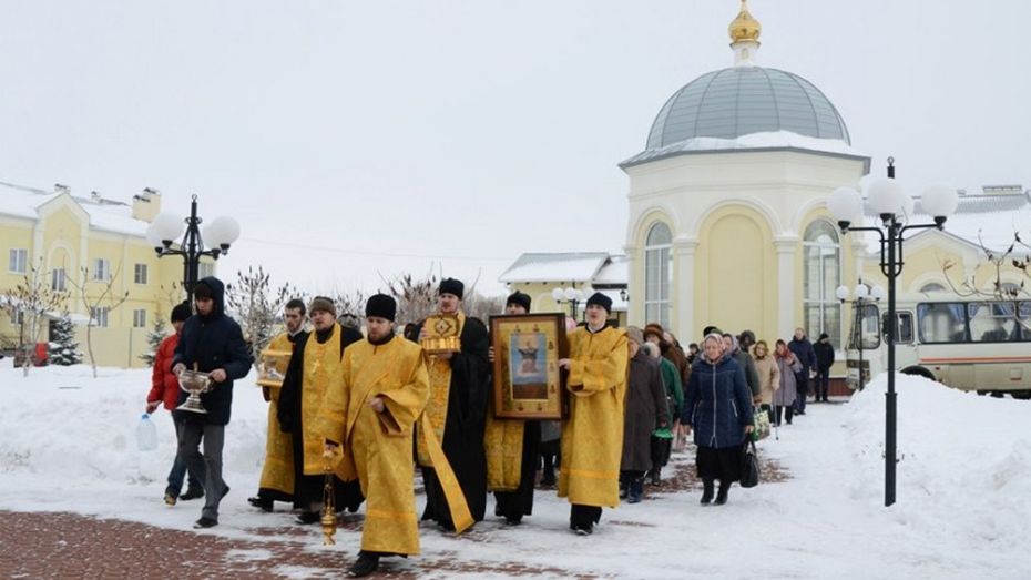 Более 200 россошанцев приняли участие в общегородском крестном ходе