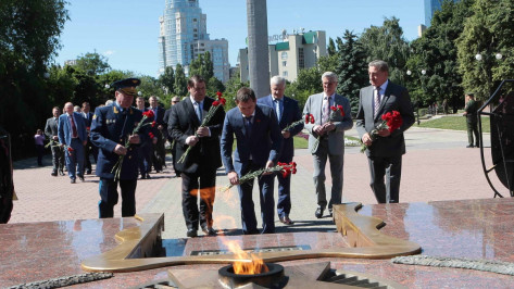 Руководство Воронежской области возложило цветы к Вечному огню на площади Победы