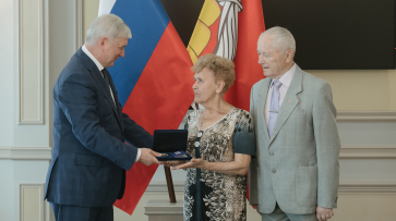 Губернатор Александр Гусев поздравил семейную пару из Воронежа с 60-летием совместной жизни